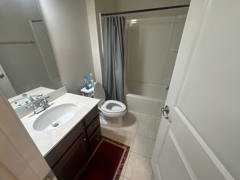 Building Photo - Room in Townhome on Poplar Leaf Way