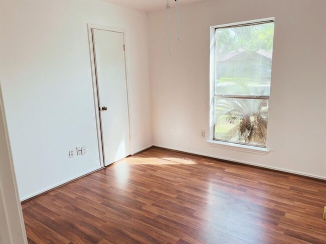 Building Photo - 10603 Village Trail Dr
