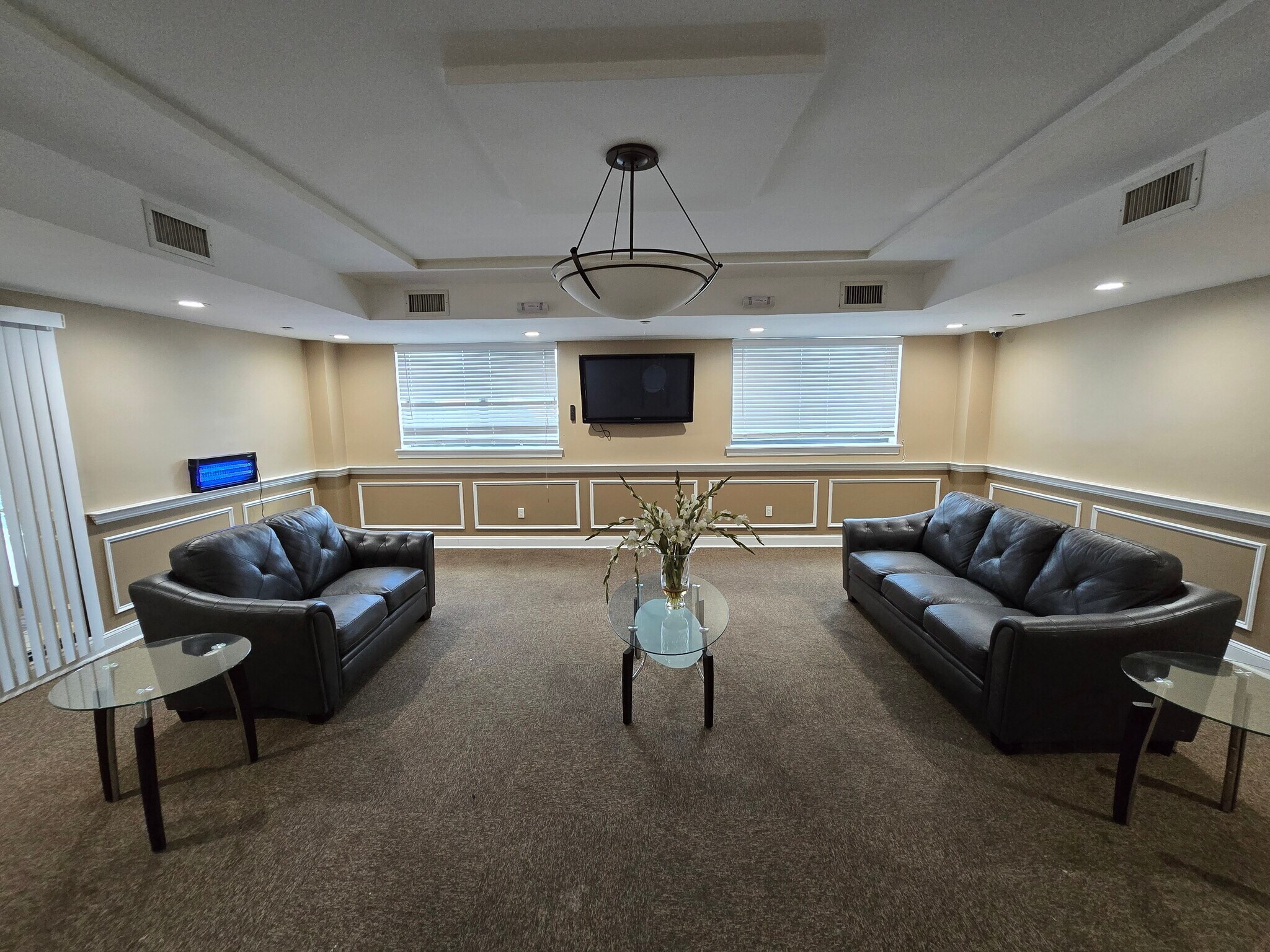 Building Photo - 60 Parkway Dr E