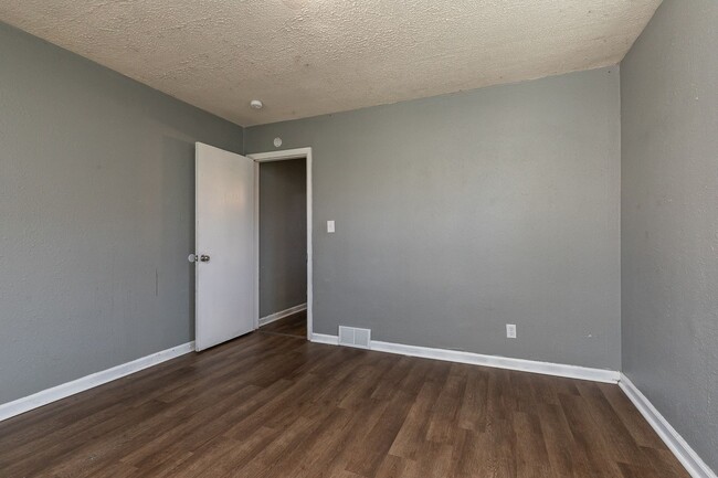 Building Photo - REMODELED 4 Bedroom | 1 Bathroom | 1400 sq...