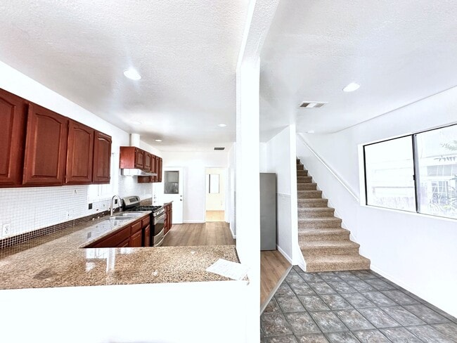 Building Photo - LARGE 4 BEDS 2 FULL BATHS HOUSE FOR RENT!