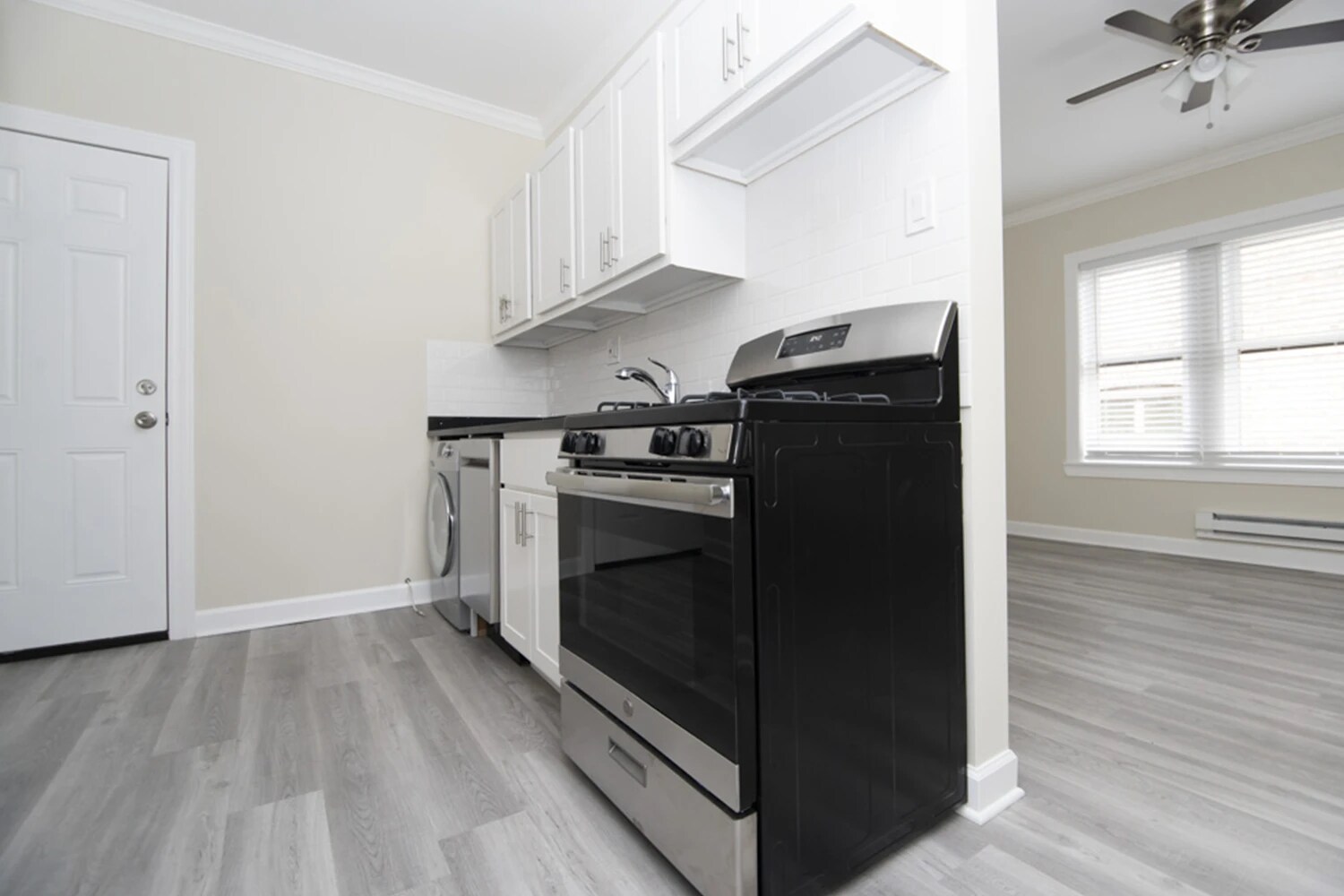 Building Photo - 655 W Roscoe St