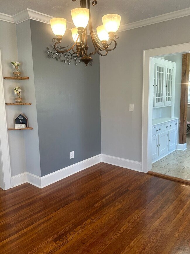 Building Photo - 3 bedroom 2 bath beautiful home with tons of character!