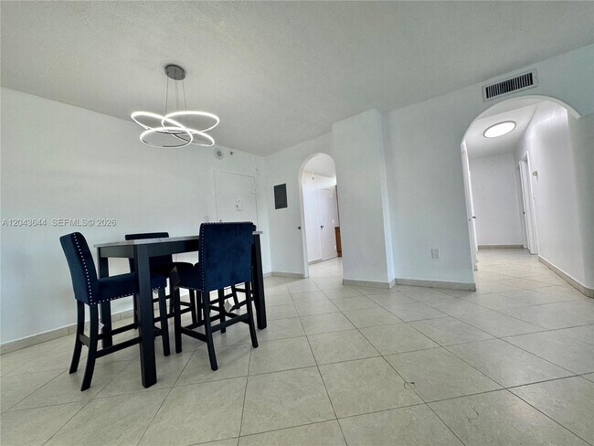 Building Photo - 400 Kings Point Dr