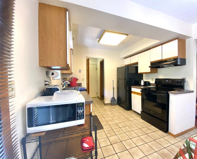 Building Photo - 1375 Rydalmount Rd