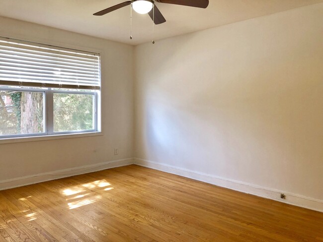 Building Photo - Updated 3 Bedroom Townhome - Edmondson/Hun...