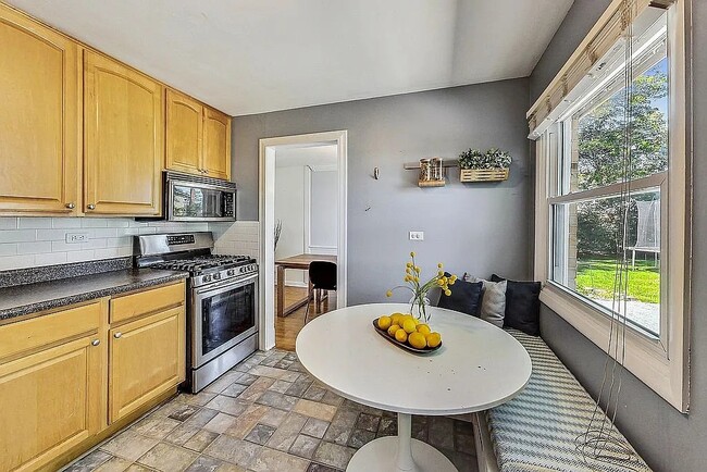 Building Photo - 318 W Hackberry Dr