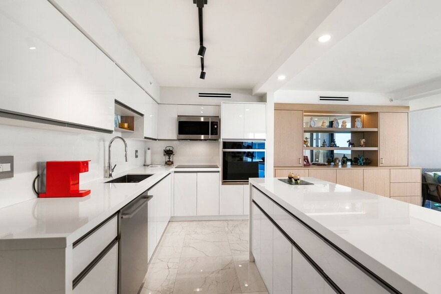 Building Photo - 5757 Collins Ave