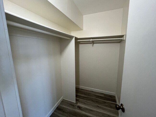 Building Photo - Pearl Ridge Gardens & Tower (Aiea) - 1 bedroom, 1 parking, swimming pool, and AC