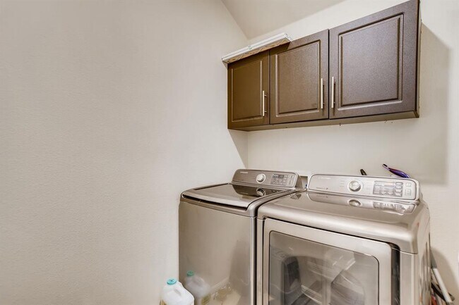 Building Photo - 1204 Utopia Ln