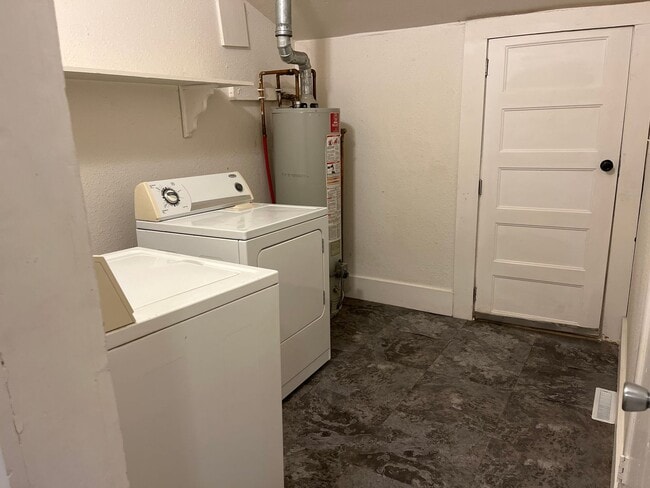 Building Photo - 2 BEDROOM HOUSE READY FOR YOU!