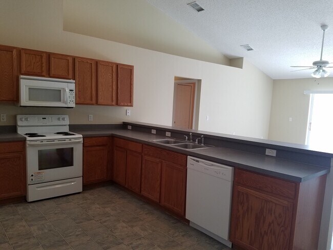 Building Photo - 3-Bedroom, 2-Bathroom Home in Kissimmee **...