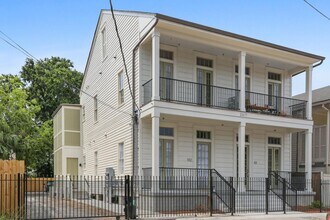 Building Photo - Stunning Historic Carriage House one block off of St. Charles!