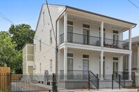 Building Photo - Stunning Historic Carriage House one block off of St. Charles!