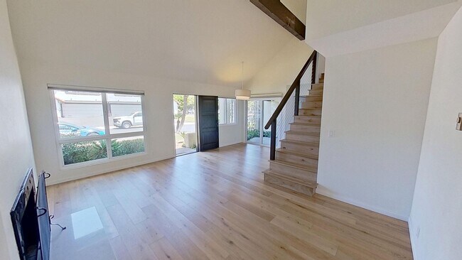 Building Photo - Spacious 3 bed / 3 bath in the More Mesa area