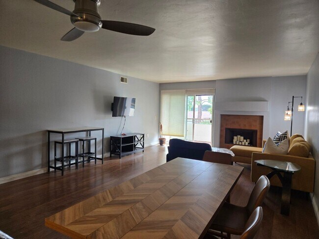 Building Photo - Ground-floor San Carlos stunning single-story condo available immediately.