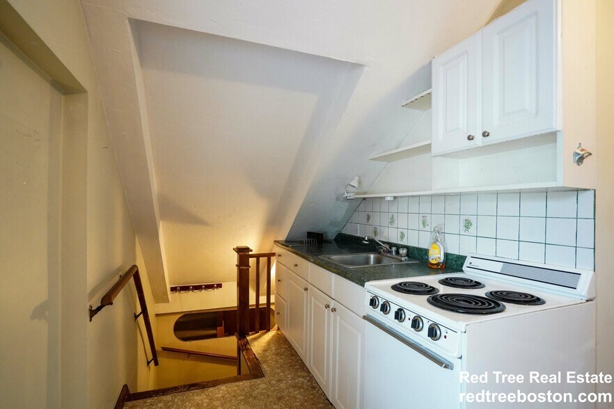 Building Photo - 24 Oak Square Ave