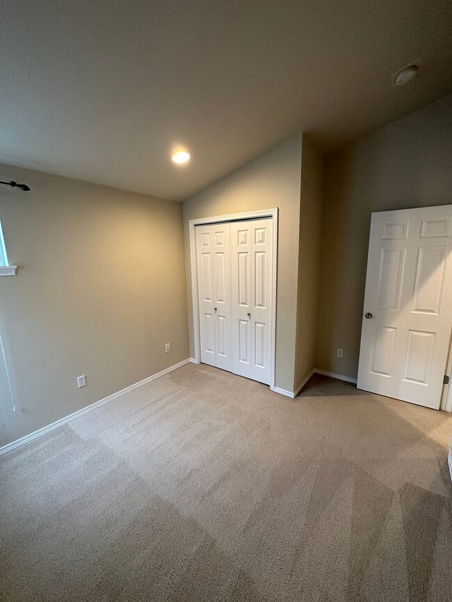 Building Photo - 3 bed 2 bath Townhome Green Lake Neighborh...