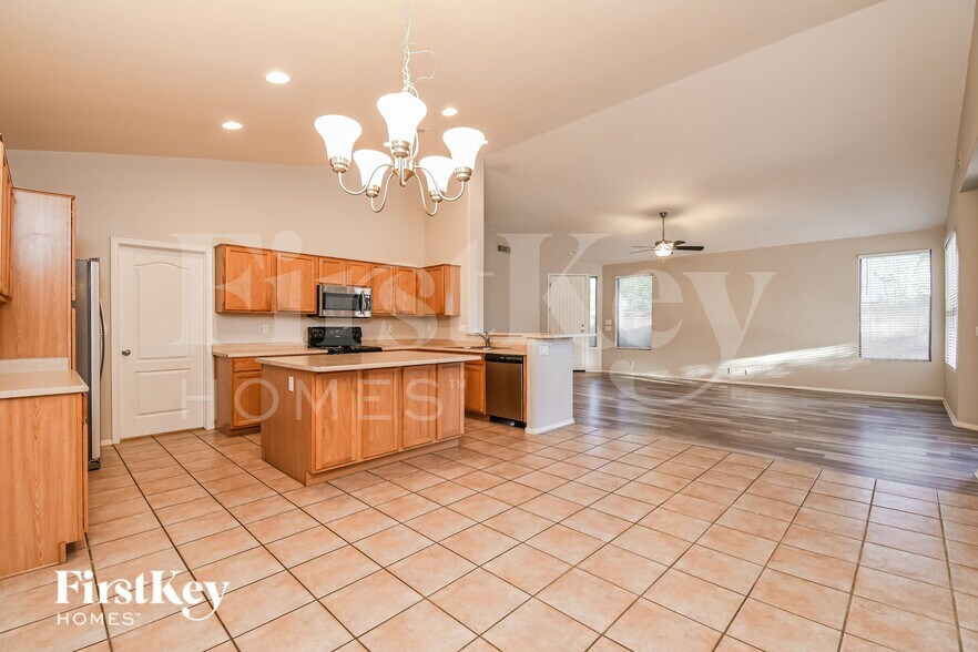 Building Photo - 2701 E Hulet Dr