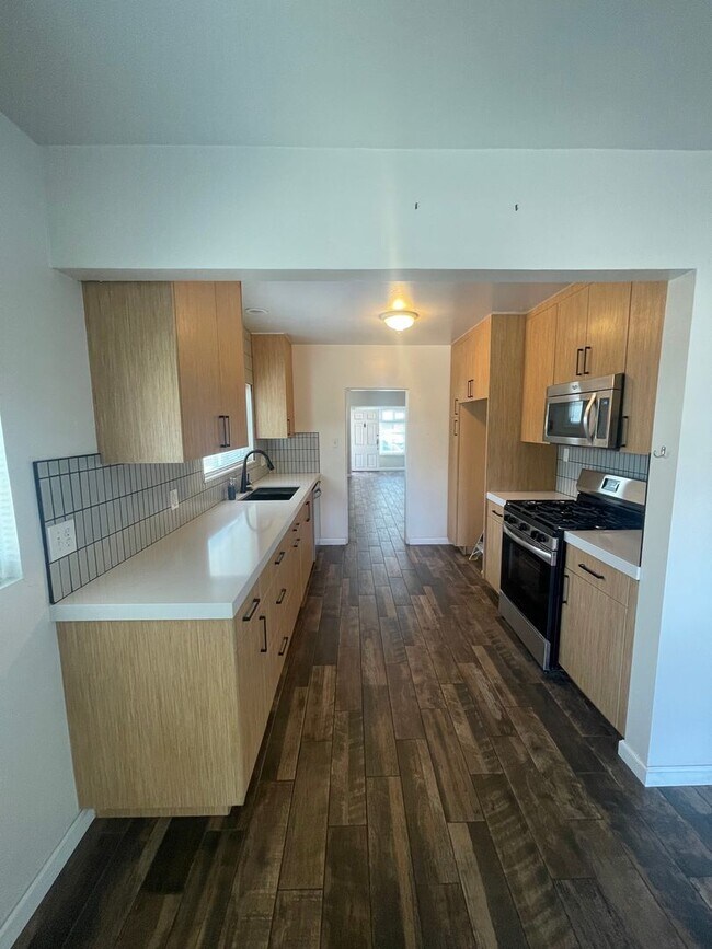 Building Photo - Beautiful 2 Bedroom Home with Large Yard