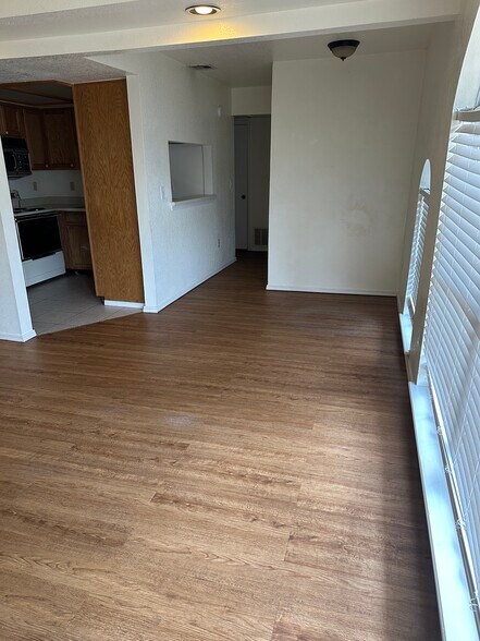 Living/dining area - 11525 N Meridian Ave