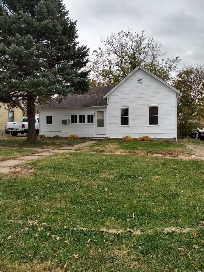 Building Photo - 207 W Oak St