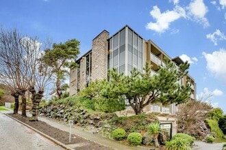Building Photo - Fabulous Urban Retreat Condo in Celebrated...