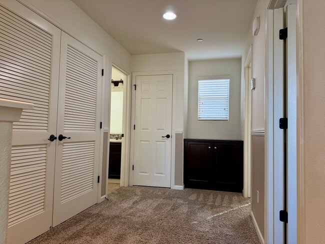 Building Photo - Beautiful 3/2.5 near Clovis East