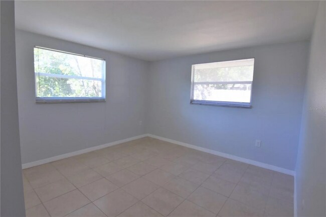 Building Photo - 403 Pinewood Ave