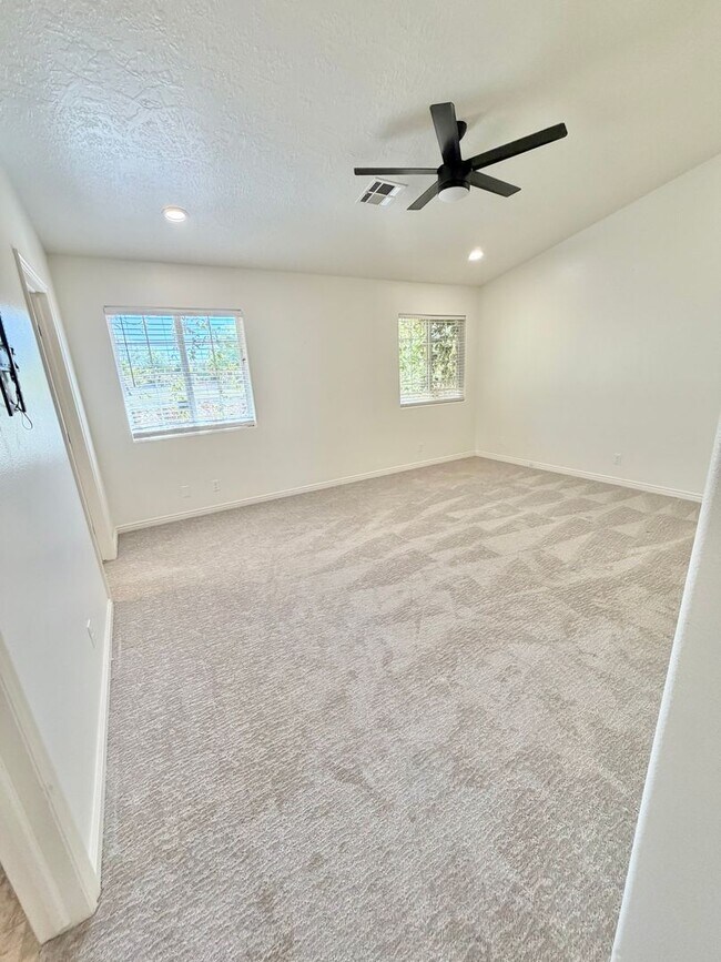 Building Photo - Beautiful Bloomington Area Home