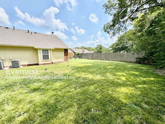 Building Photo - Lovely 2-Bedroom Home with Modern comforts...