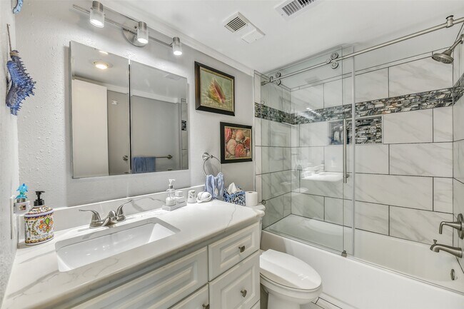 Building Photo - 7310 Seawall Blvd