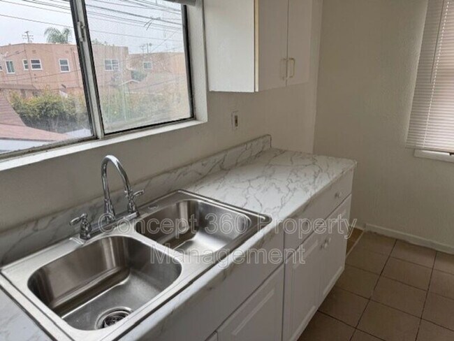 Building Photo - 758 Cerritos Ave