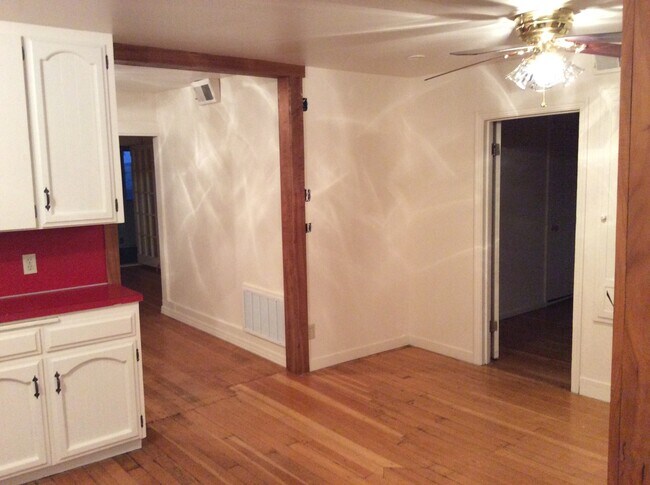 Building Photo - Cute Downtown House!