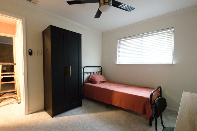 guest bedroom/office - 2640 Via Cordova