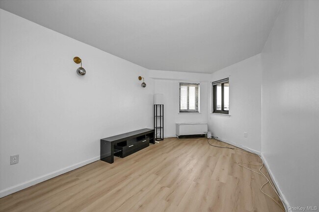 Building Photo - 725 Miller Ave