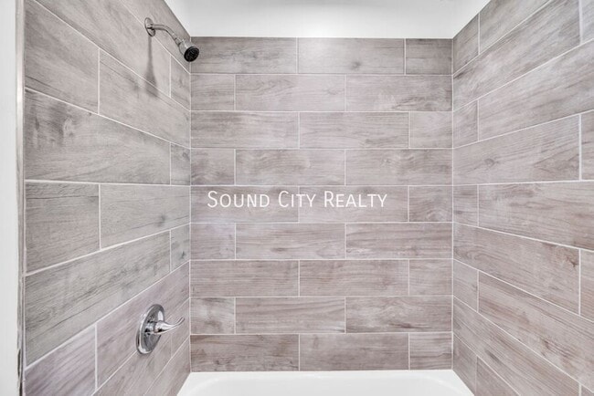 Building Photo - 3232 Hinkle Dr