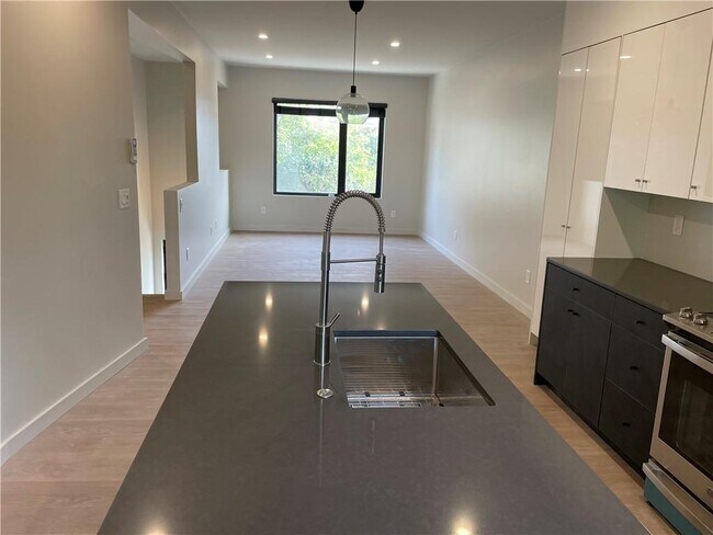 Building Photo - 47 Matilda St