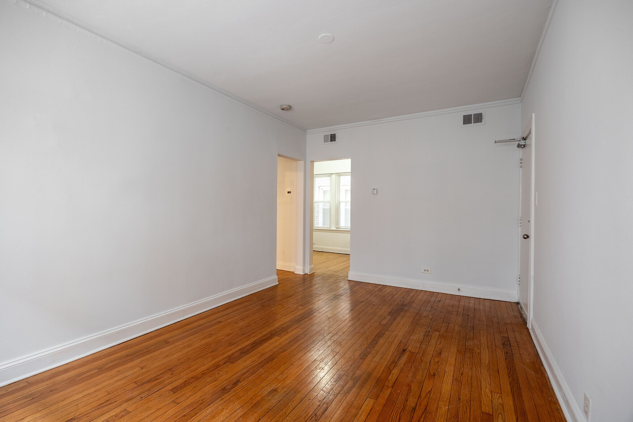 Building Photo - 7350 N Damen Ave