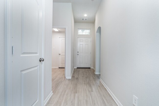 Building Photo - 911 Acorn Trail Pl