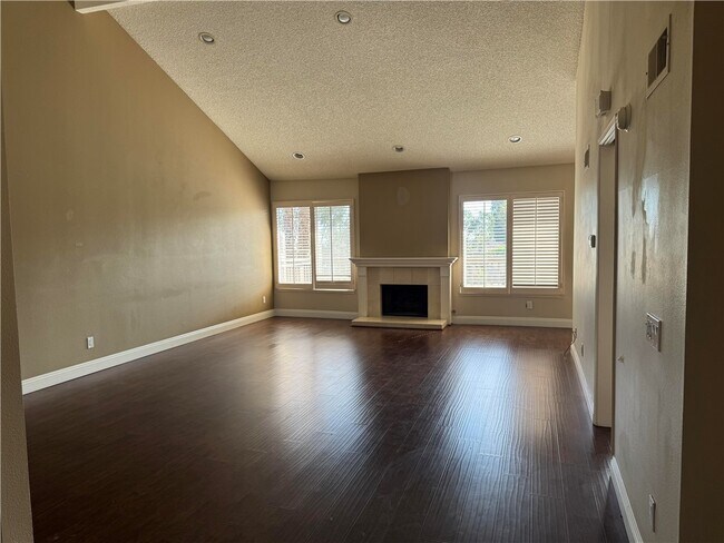 Building Photo - 2310 Applewood Cir