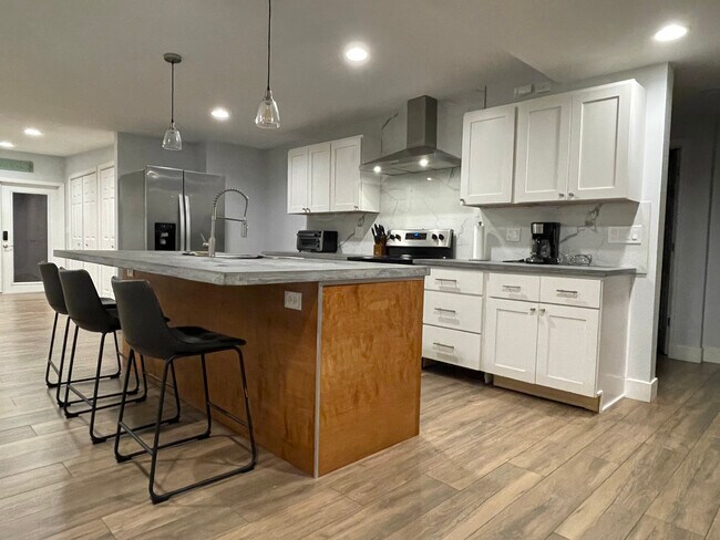 Building Photo - 2204 Outer Dr