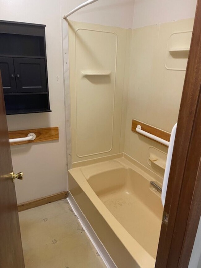 Building Photo - 916 S 6th St