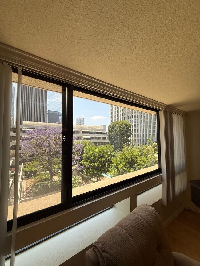 Building Photo - 2bed 2bath in the Heart of Los Angeles