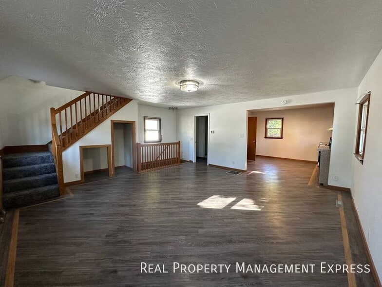 Building Photo - Move In by Feb 16 & Get One Month FREE