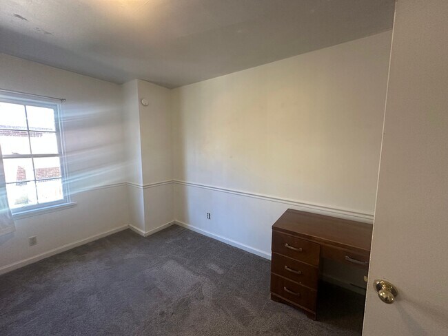 Building Photo - 235 N 400 E