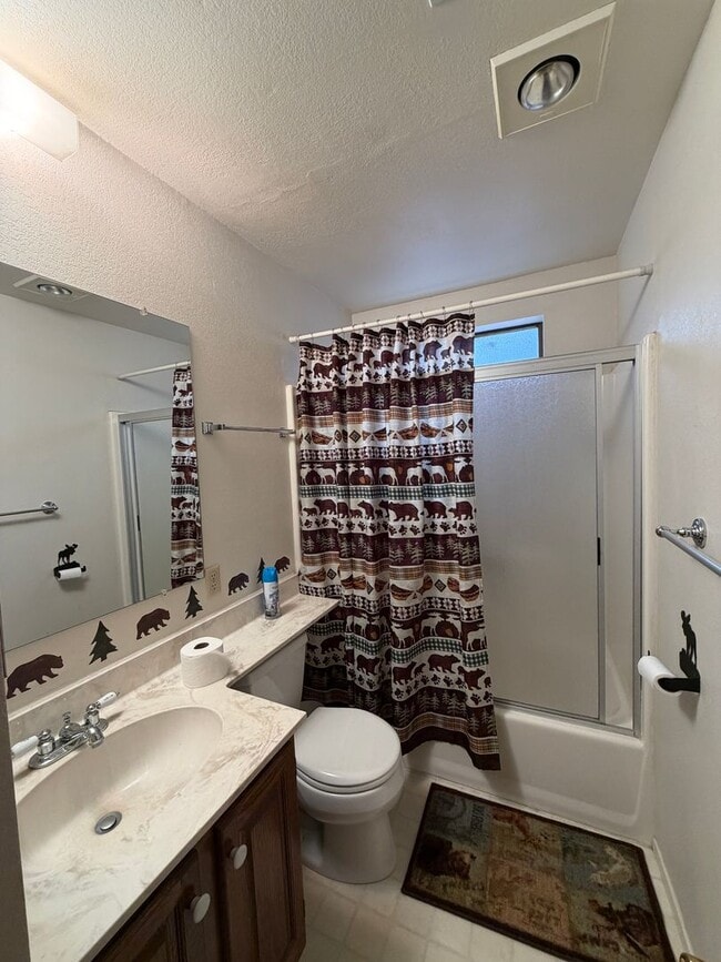 Building Photo - 3 Bed, 2 Bath Home Located In-Town and Close to Conveniences