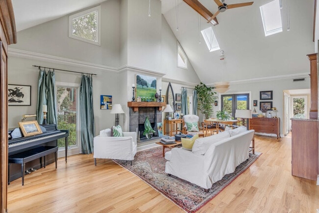 Building Photo - 209 Station 17 St