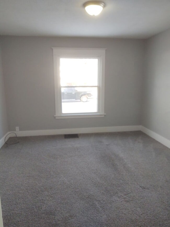 Building Photo - SW 201/203  E Locust