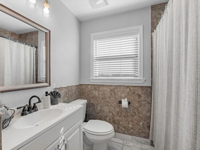 Building Photo - 2505 Truxillo St